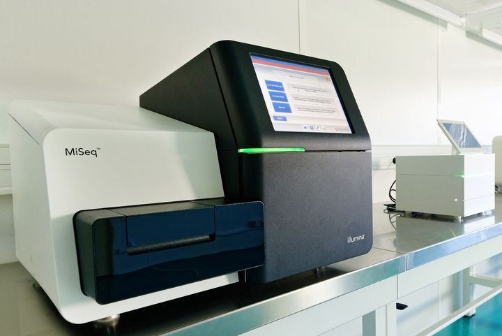 Appareils illumina MiSeq et iSeq100 dans un laboratoire d'analyses génétiques