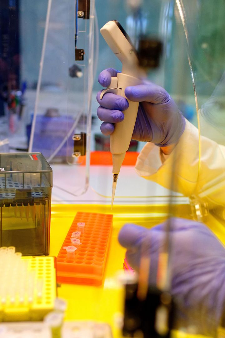 Technicien réalisant un séquençage